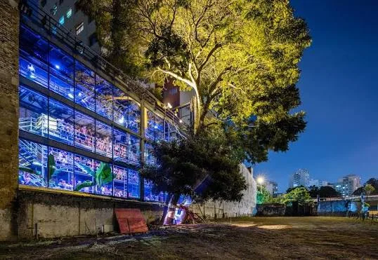 Interior longitudinal em formato de rua cênica do Teatro Oficina em São Paulo