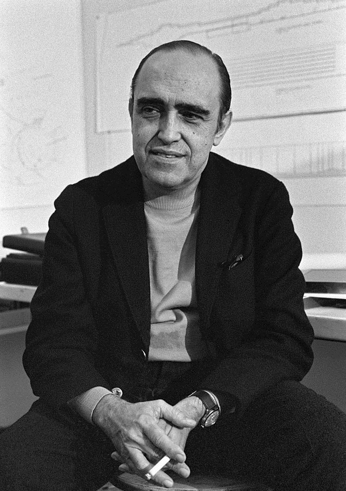 Oscar Niemeyer em seu escritório — o arquiteto brasileiro mais famoso do século XX