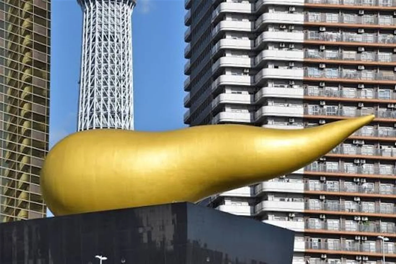Edifício Asahi Beer Hall em Tóquio coroado pela escultura Flamme d Or projetada por Philippe Starck