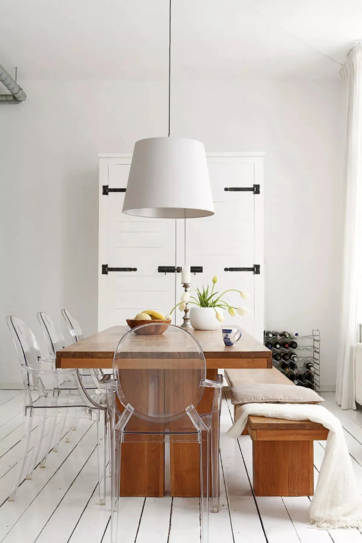 Cadeira Louis Ghost transparente em policarbonato injetado projetada por Philippe Starck para a Kartell