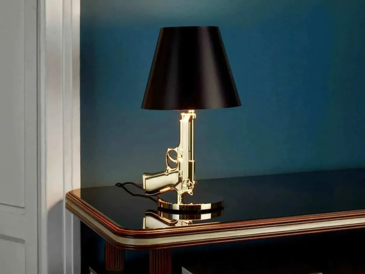 Luminárias da coleção Gun Lamp de Philippe Starck para a Flos banhadas a ouro