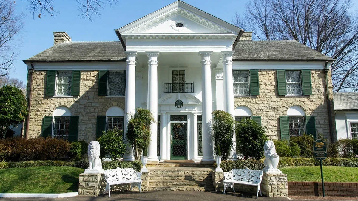 Fachada neoclássica de Graceland em Memphis com colunas coríntias brancas e leões de pedra na entrada